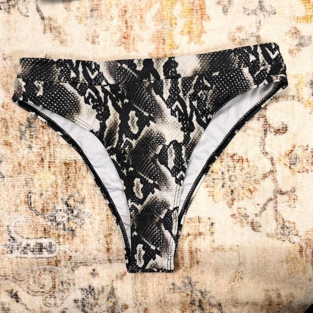 NEW Womens Small Bikini Set Black & White Snakeskin Print Bralette Cheeky Bottom - Picture 4 of 8